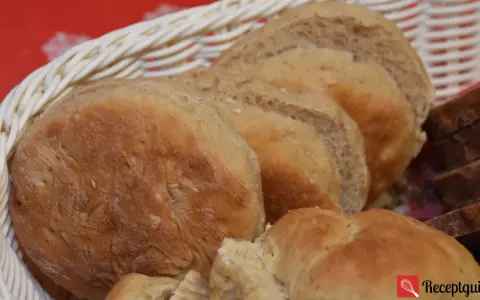 Nybakade grahamsbullar i en korg, perfekta för frukost eller fika. Ett enkelt grahamsbullar recept för hembakat bröd.