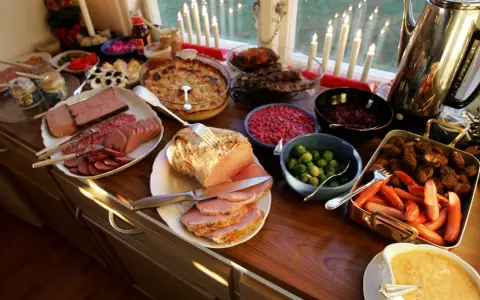 Julmat lista: en buffé med julskinka, köttbullar, prinskorv, leverpastej, sill och Janssons frestelse.