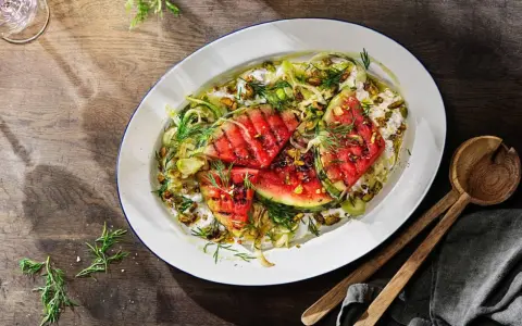 Grillad vattenmelon med fetaost, fänkål och pistagenötter. Enkel sommarmat som är både fräsch och mättande.