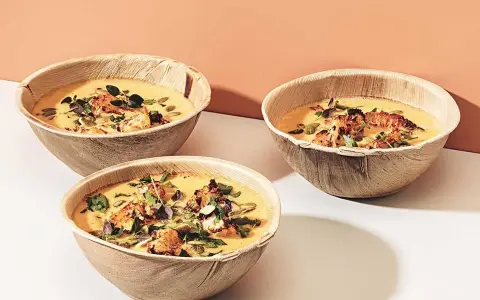 Krämig blomkålssopa med rostade blomkålsbitar och örter. Ett härligt blomkål recept för kalla dagar.