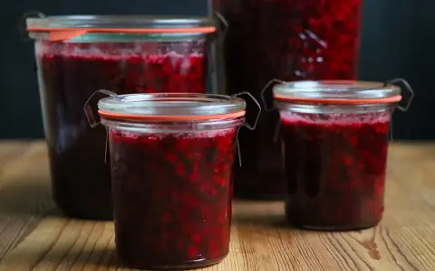 Burkar med hemlagad lingonsylt, redo att avnjutas. Ett enkelt lingonsylt recept för alla.