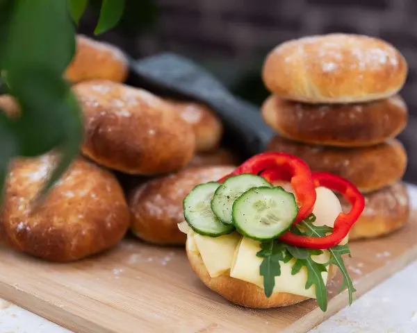 Nybakade tekakor, perfekta för ett enkelt och gott mellanmål. Ett recept att prova!