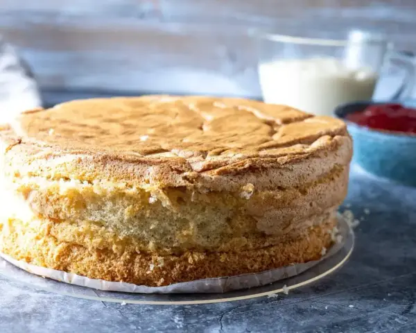 En fluffig tårtbotten, redo för fyllning. Perfekt för ditt tårtbotten recept.