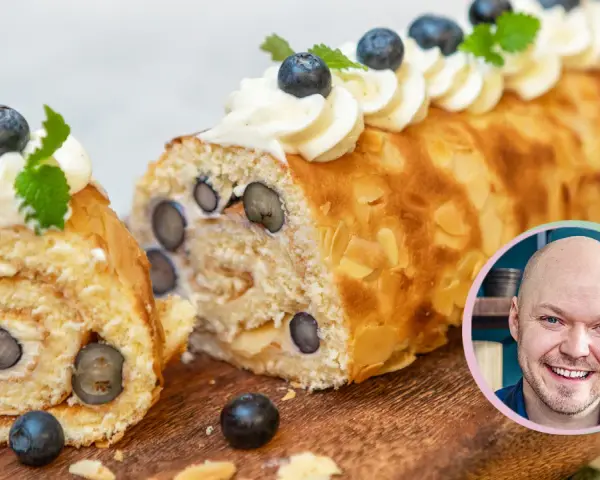 En läcker rulltårta med blåbär och mandel, perfekt för fikat. Fredriks fika bjuder på detta härliga recept.