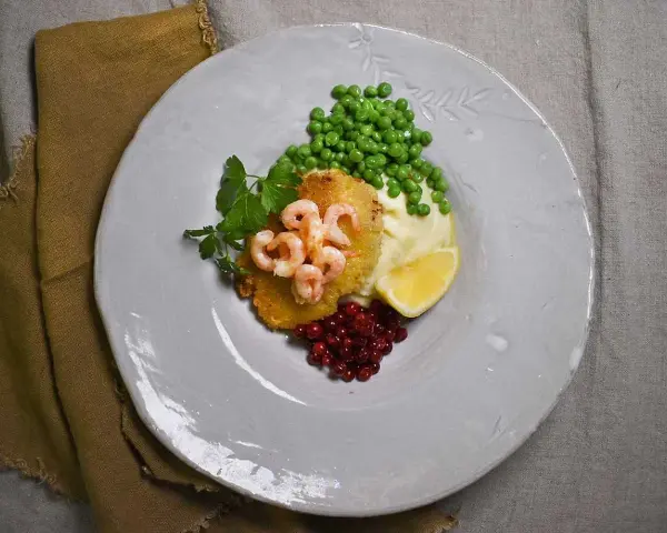 Havets wallenbergare med räkor, potatismos, ärtor, lingon och citron. En läcker rätt som smakar sommar.
