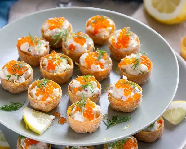 Små krustader med en krämig fyllning toppad med rom och dill. En festlig aptitretare med härlig krustader fyllning.