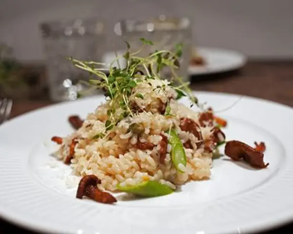 Krämig risotto kantareller med färska örter och parmesan. En härlig höstfavorit.