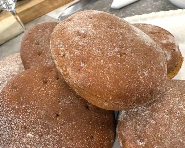 Färska rågkakor, perfekta för ett enkelt rågkakor recept. Pudrade med mjöl, redo att avnjutas.
