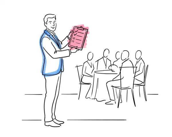 En man presenterar en checklista för en grupp vid ett bord. Kanske är det en plan för roliga spex till festen!