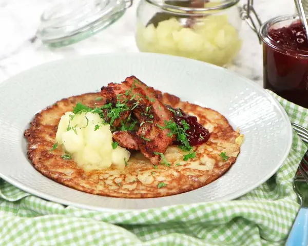 Raggmunk i ugn serveras med lingonsylt och äppelmos. En klassisk svensk rätt som doftar ljuvligt.