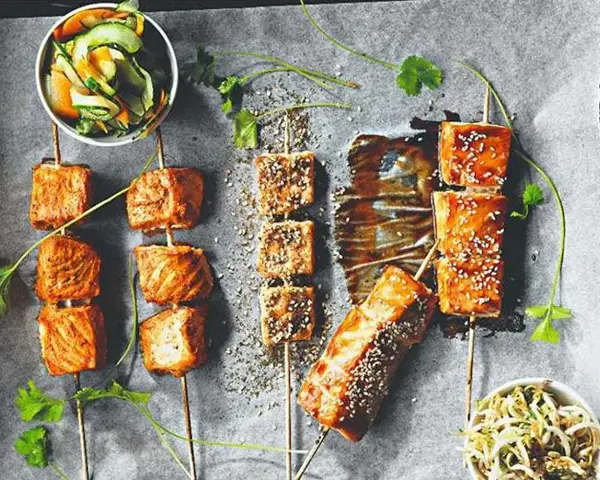 Laxspett med sesamfrön och en fräsch gurksallad, inspirerat av Tareq Taylor recept.