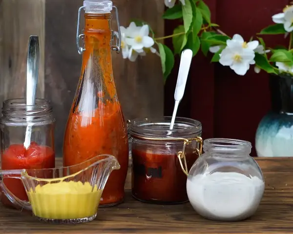Flera läckra såser till grillat: ketchup, senap, chilisås och en krämig vit sås. Perfekt för sommarens middagar!