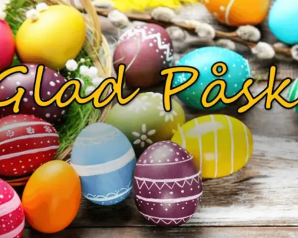 Färgglada påskägg i en korg och utspridda, med texten "Glad Påsk!".
