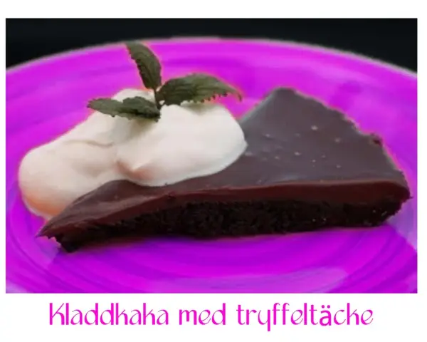 En bit kladdkaka med vispgrädde och mynta på en lila tallrik. Perfekt för en kladdkaka dag!