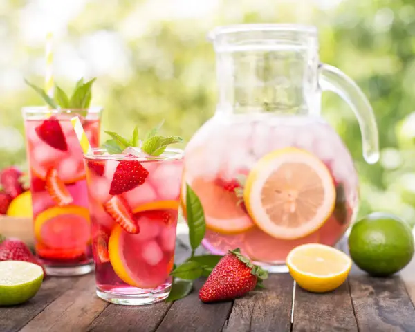Sommarfestens höjdpunkt: en uppfriskande bål med jordgubbar, citron och lime. Perfekt bål recept för varma dagar.
