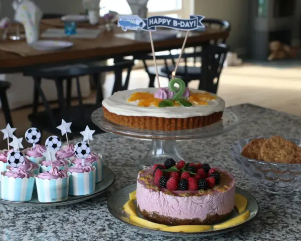 Fira födelsedag med tårtor och cupcakes! Perfekt för att det är enkelt att baka med barn. En stor tårta med siffran 2, cupcakes med fotbollstema och en bärig mousse-tårta.