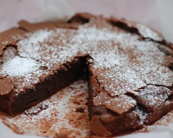 En saftig kladdkaka med pudersocker, perfekt för alla som älskar choklad. Detta kladdkaka recept är en klassiker.