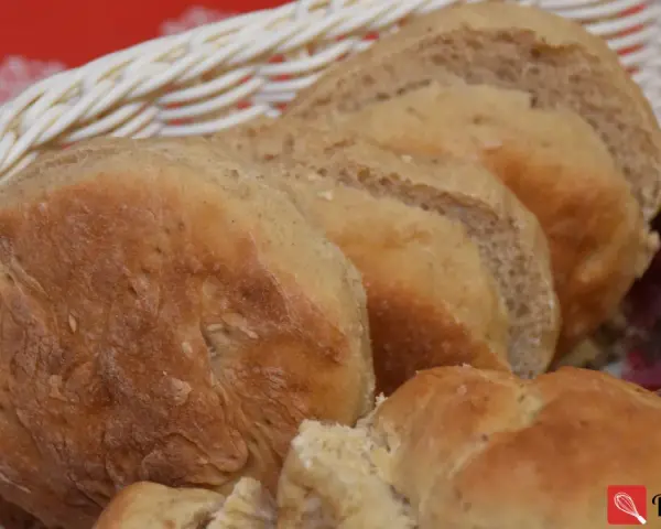 Nybakade grahamsbullar i en korg, perfekta för frukost eller fika. Ett enkelt grahamsbullar recept för hembakat bröd.