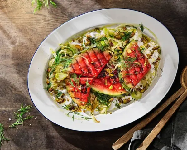 Grillad vattenmelon med fetaost, fänkål och pistagenötter. Enkel sommarmat som är både fräsch och mättande.