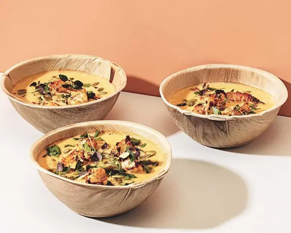 Krämig blomkålssopa med rostade blomkålsbitar och örter. Ett härligt blomkål recept för kalla dagar.