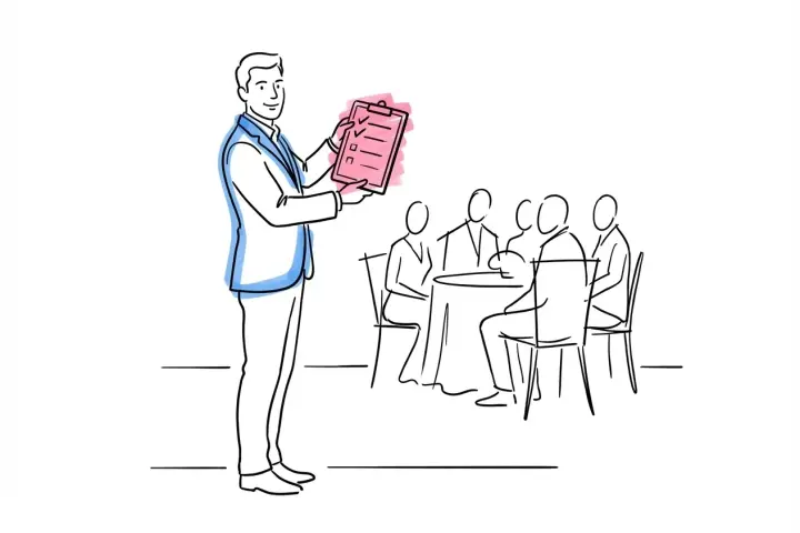 En man presenterar en checklista för en grupp vid ett bord. Kanske är det en plan för roliga spex till festen!