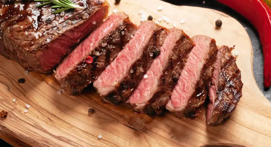 Saftig entrecote, perfekt stekt och skivad, med rosmarin och chilifrukter. Ett fantastiskt entrecote recept för alla köttälskare.
