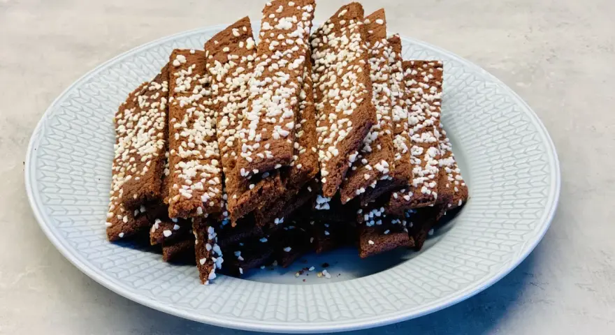 En tallrik med chokladsnittar, toppade med pärlsocker. Perfekt för ett enkelt chokladsnittar recept.
