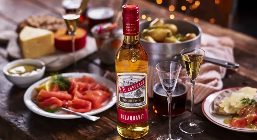Julbord med lax, ost och O.P. Anderson Julaquavit. Perfekt för en jul snapsvisa!