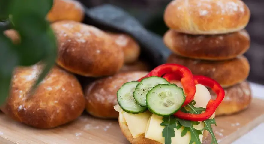 Nybakade tekakor, perfekta för ett enkelt och gott mellanmål. Ett recept att prova!