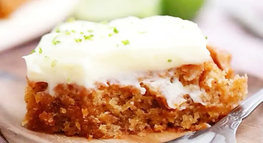 En saftig bit vegansk morotskaka med krämig frosting och rivet limeskal. Perfekt för fika!