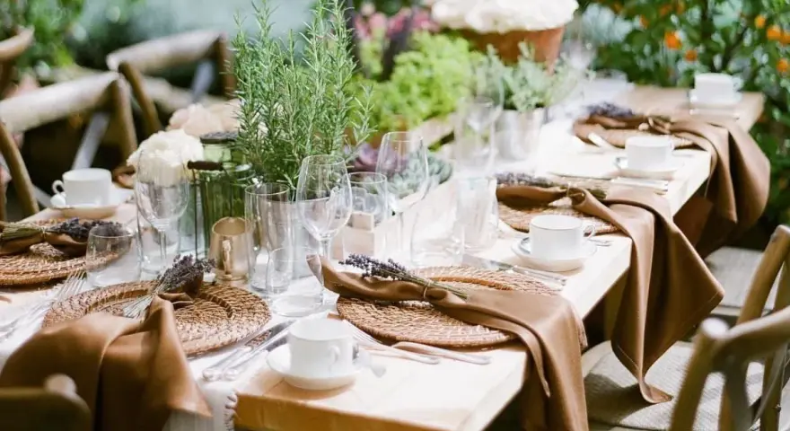 Vacker dukning med lavendel och rosmarin för fest aktiviteter utomhus.