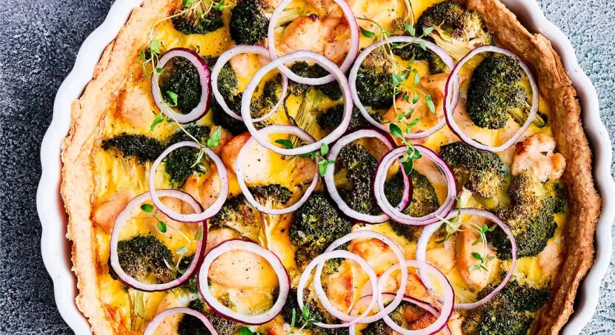 En saftig kyckling- och broccolipaj med rödlök och örter. Ett perfekt paj recept för middagen.