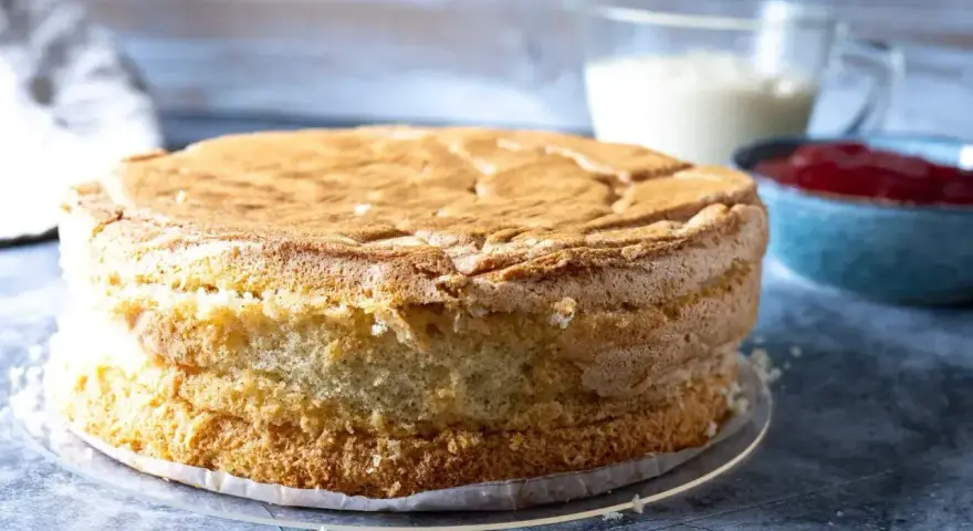 En fluffig tårtbotten, redo för fyllning. Perfekt för ditt tårtbotten recept.