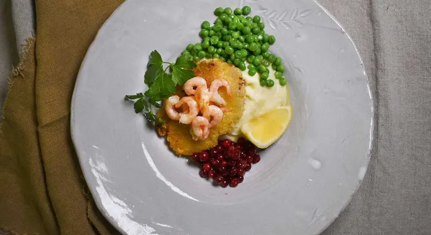 Havets wallenbergare med räkor, potatismos, ärtor, lingon och citron. En läcker rätt som smakar sommar.
