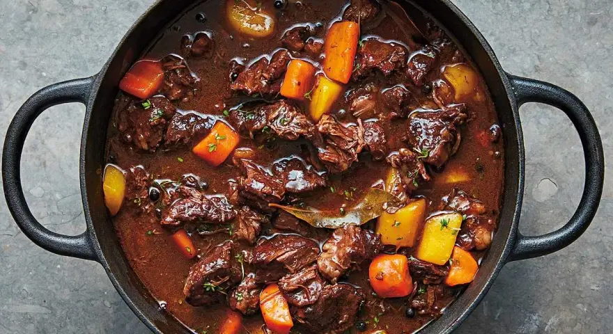 En mustig gryta med mört kött, morötter och potatis i en mörk sås. Ett klassiskt kalops recept som doftar ljuvligt.