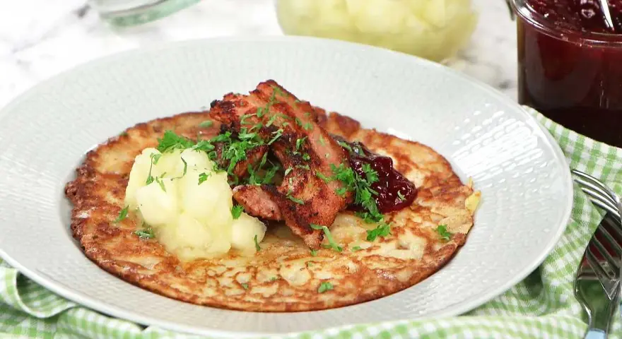 Raggmunk i ugn serveras med lingonsylt och äppelmos. En klassisk svensk rätt som doftar ljuvligt.