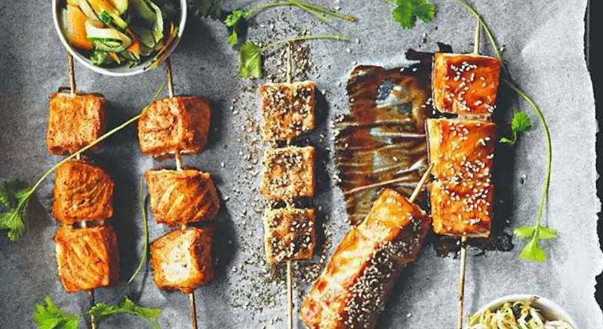 Laxspett med sesamfrön och en fräsch gurksallad, inspirerat av Tareq Taylor recept.