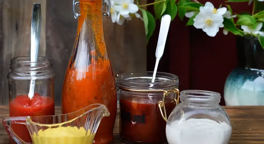 Flera läckra såser till grillat: ketchup, senap, chilisås och en krämig vit sås. Perfekt för sommarens middagar!