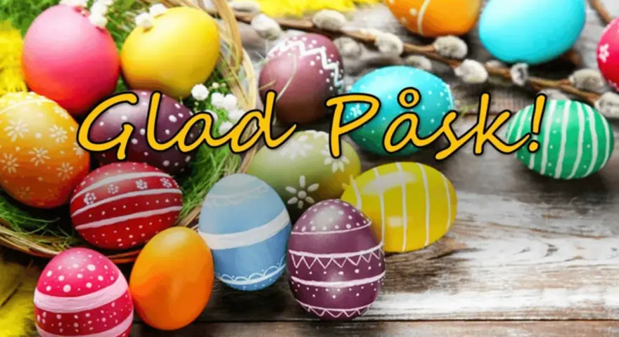 Färgglada påskägg i en korg och utspridda, med texten "Glad Påsk!".