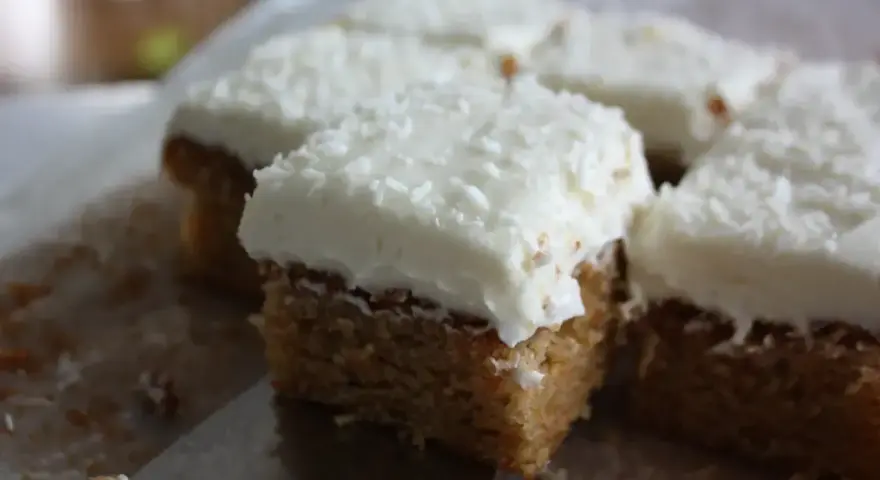 Små bitar av kokoskaka med vit frosting, perfekta saker att baka för fikat.