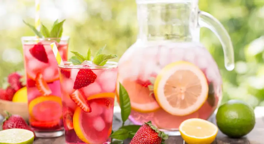 Sommarfestens höjdpunkt: en uppfriskande bål med jordgubbar, citron och lime. Perfekt bål recept för varma dagar.