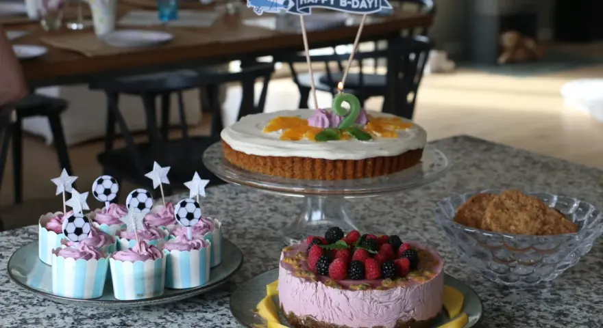 Fira födelsedag med tårtor och cupcakes! Perfekt för att det är enkelt att baka med barn. En stor tårta med siffran 2, cupcakes med fotbollstema och en bärig mousse-tårta.