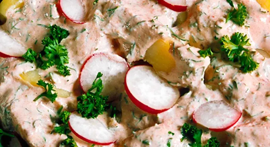 En krämig potatissallad med rädisor och dill, ser ut att vara den godaste potatissalladen någonsin!