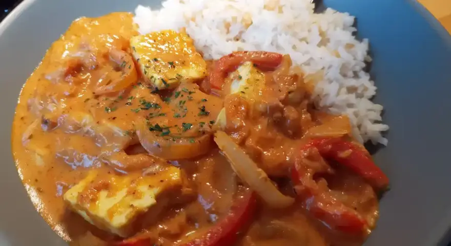 Halloumi stroganoff med ris. Krämig sås med halloumi, paprika och lök.