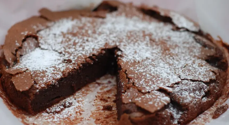En saftig kladdkaka med pudersocker, perfekt för alla som älskar choklad. Detta kladdkaka recept är en klassiker.
