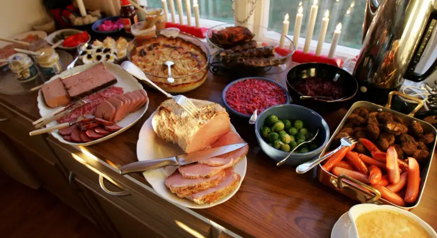 Julmat lista: en buffé med julskinka, köttbullar, prinskorv, leverpastej, sill och Janssons frestelse.