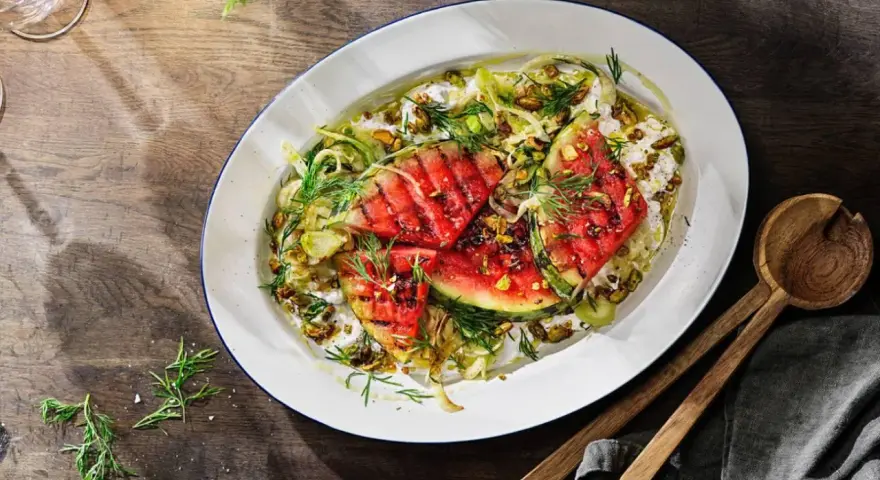 Grillad vattenmelon med fetaost, fänkål och pistagenötter. Enkel sommarmat som är både fräsch och mättande.