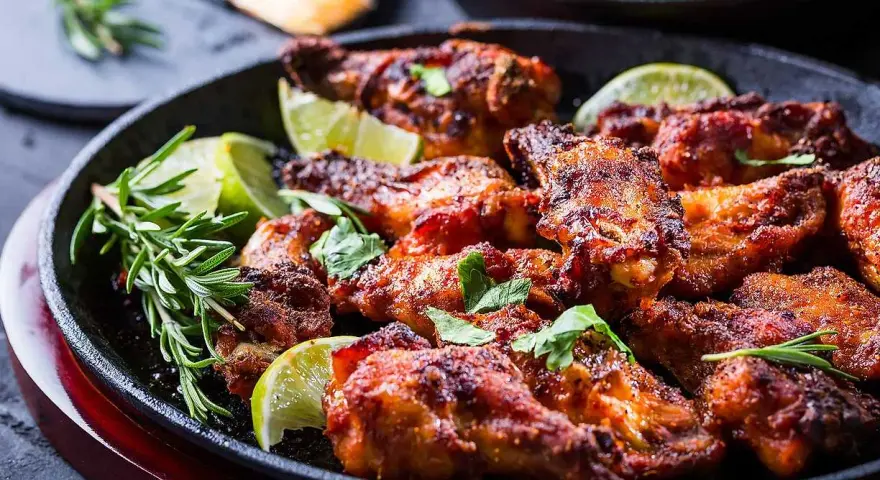 En härlig plåt med grillad kyckling, limeklyftor och rosmarin. Perfekt för en sommarkväll!