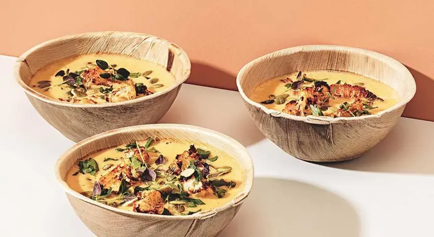 Krämig blomkålssopa med rostade blomkålsbitar och örter. Ett härligt blomkål recept för kalla dagar.