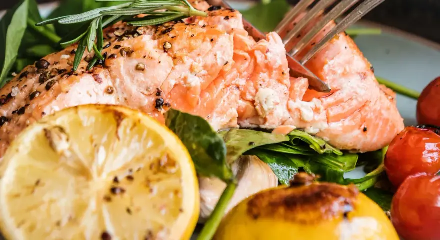 En saftig laxfilé med citron, tomater och rosmarin. Ett perfekt lax recept för en härlig middag.
